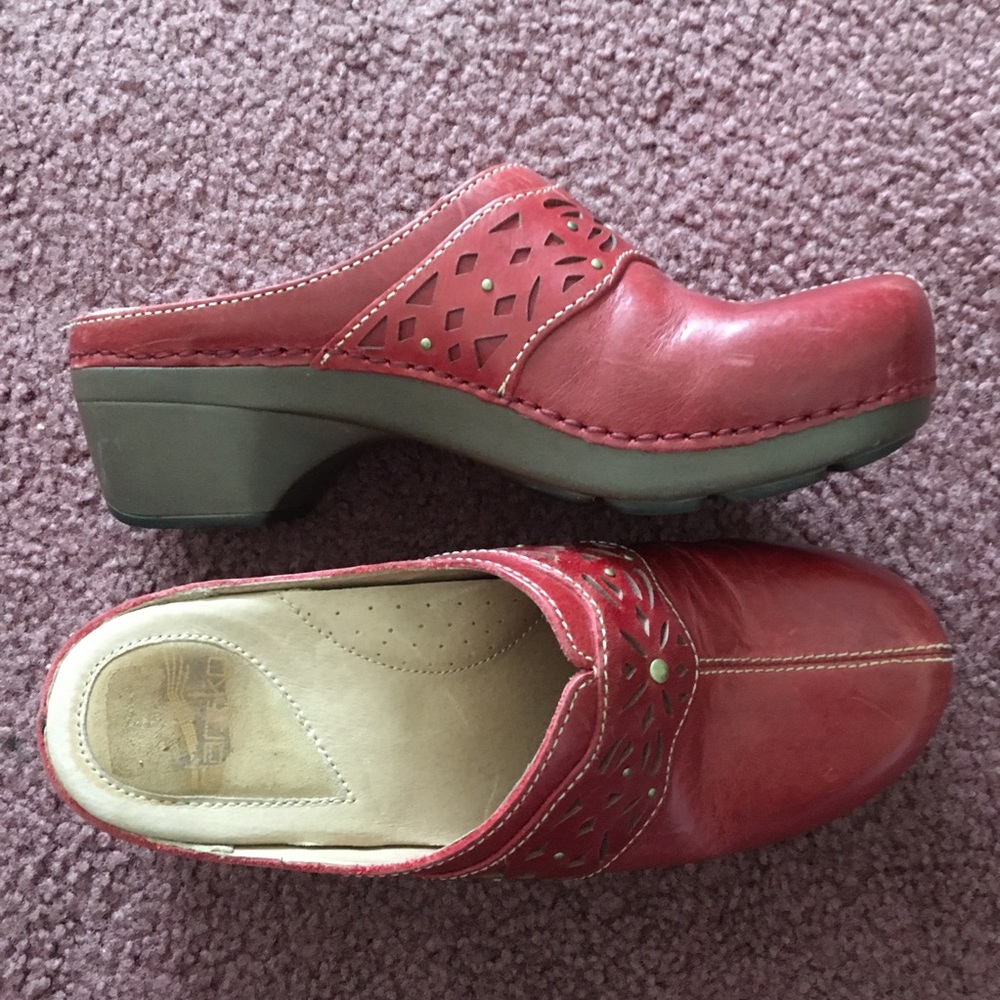 Red dansko Clogs